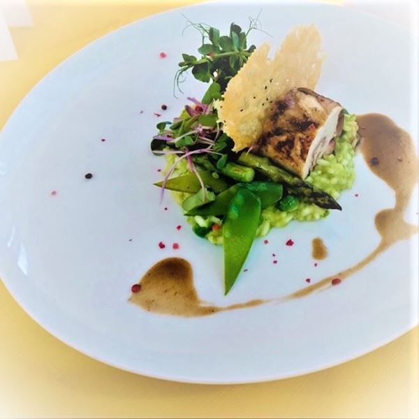 Obrázek z Kuřecí prsa zabalená v jihotyrolském špeku a rolované stehýnko s citronovou náplní, servírované na hráškovém rizotu a s restovanou zeleninou.