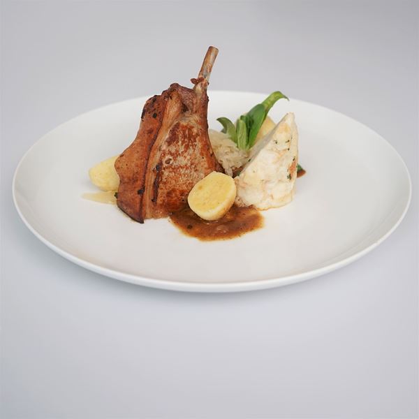 Obrázek z Pečená selečí kotleta s dušeným zelím, karlovarský a bramborový knedlík